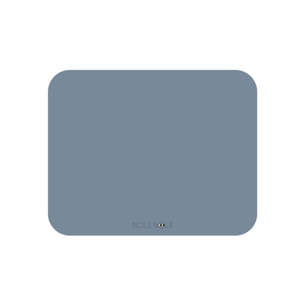 Noui Noui Dusty Blue dækkeserviet – blå dækkeserviet til børn, 43 × 34 cm