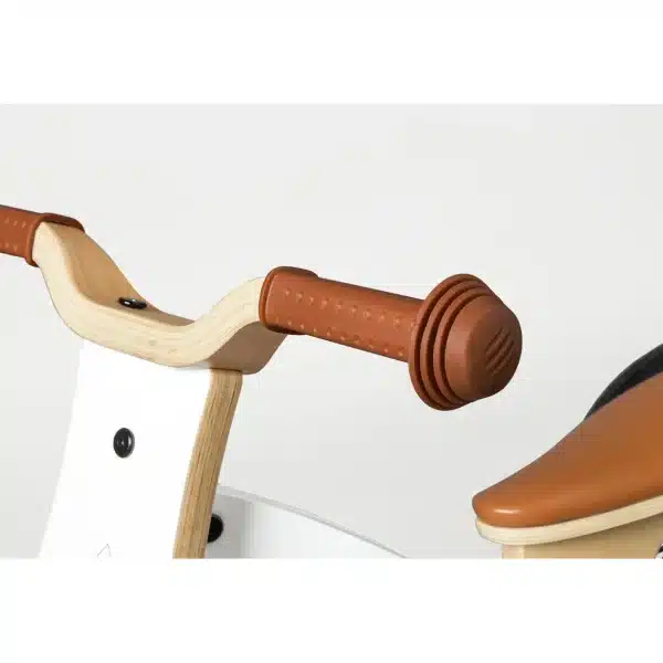 Detaljebillede af styr og håndtag på Pinolino Oskar løbecykel i hvid/natur.