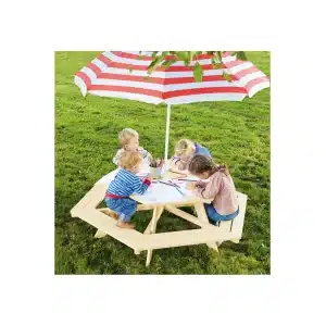 børn sidder ved børne picnicbord i træ med bænke og parasol og tegner udendørs
