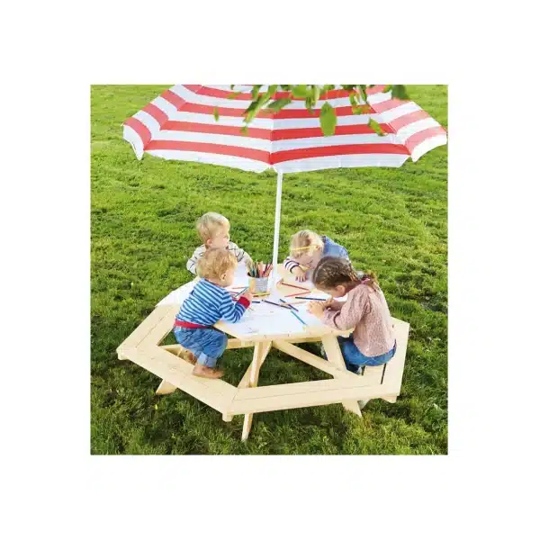 børn sidder ved børne picnicbord i træ med bænke og parasol og tegner udendørs