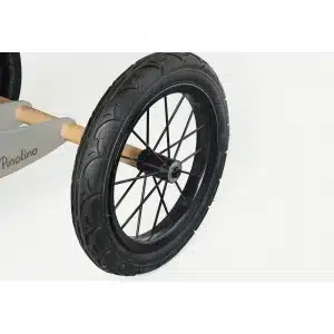 Nærbillede af hjul på Pinolino Oskar løbecykel i grå og natur.