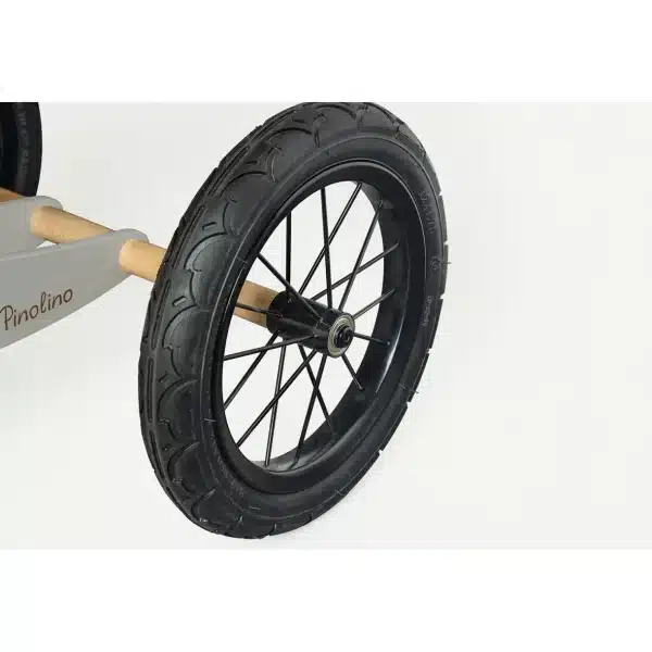 Nærbillede af hjul på Pinolino Oskar løbecykel i grå og natur.