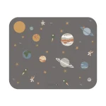 Noui Noui spiseunderlag til børn med rumtema, planeter, raketter og astronauter – skridsikkert bordunderlag til børn.