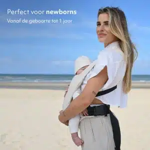 Barn bæres tæt ind mod den voksne