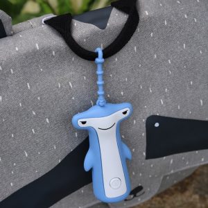 Rabbit & Friends mini lommelygte HANK – blå hammerhaj med ophængsstrop på grå børnerygsæk