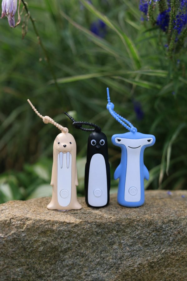 Rabbit & Friends mini lommelygte WELO – beige hvalros på hvid baggrund