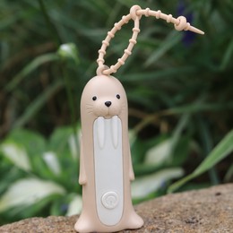 Rabbit & Friends mini lommelygte WELO hænger udendørs blandt grønne planter