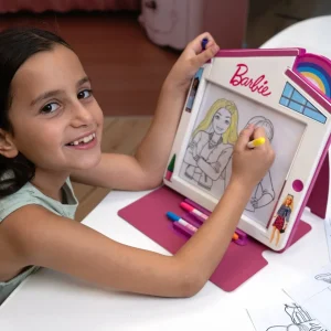 Barn tegner Barbie-motiver på Barbie Dreamhouse Glow Pad