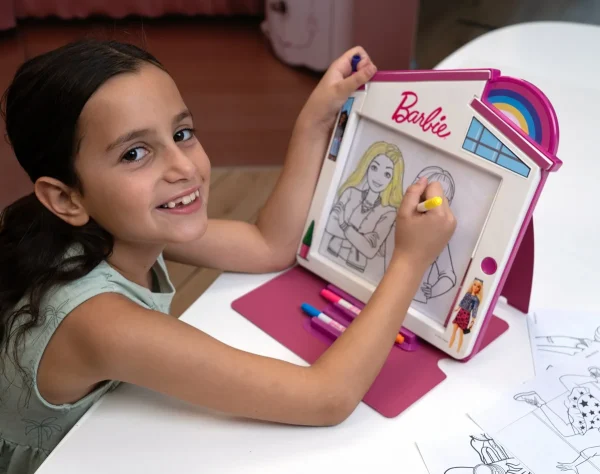 Barn tegner Barbie-motiver på Barbie Dreamhouse Glow Pad