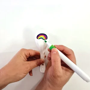 Barbie Floating Art med regnbuetegning på den keramiske ske