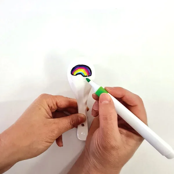 Barbie Floating Art med regnbuetegning på den keramiske ske