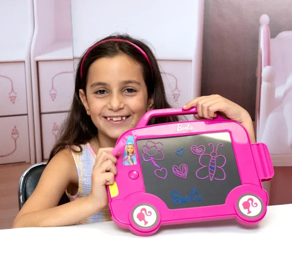 Barn viser en tegning på sin Barbie Glow Pad