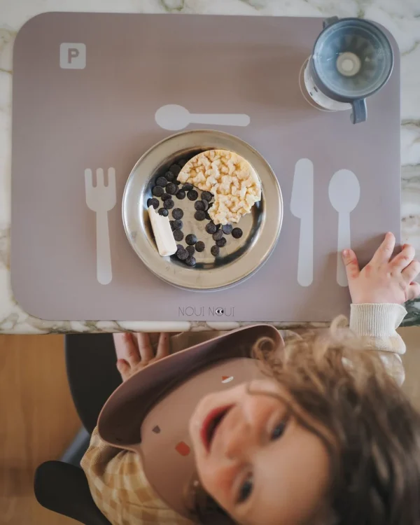 Noui Noui læringsdækkeserviet Cocoa med tallerken og kop set ovenfra