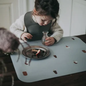 Barn med en glasvase ved Noui Noui Ice Cream Grey dækkeserviet