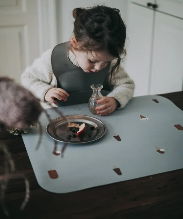 Barn med en glasvase ved Noui Noui Ice Cream Grey dækkeserviet