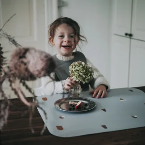Barn ved måltid på Noui Noui Ice Cream Grey dækkeserviet