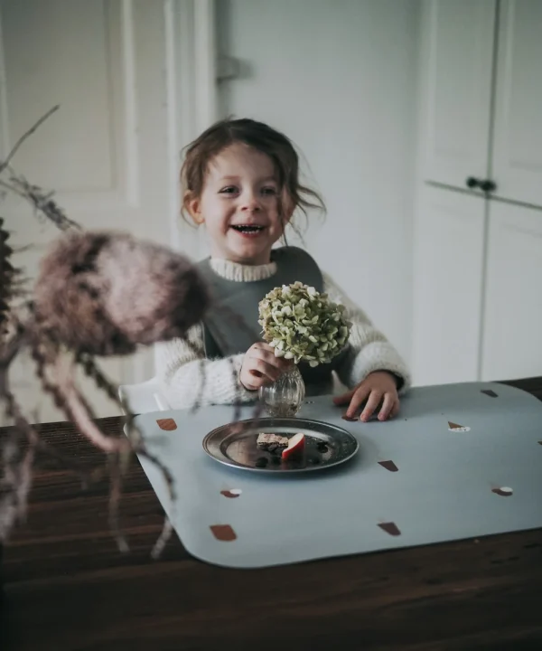 Barn ved måltid på Noui Noui Ice Cream Grey dækkeserviet