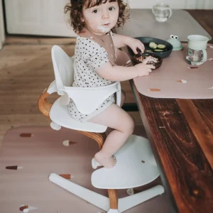 Barn ved spisebordet med Noui Noui Ice Cream Rose dækkeserviet