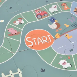 Brætspil med kylling og drejepil fra Kinder and Kids – nærbillede af startfeltet og bondegårdens dyr