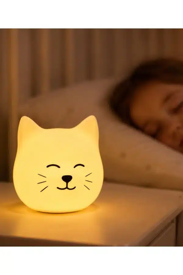 Katten Momo fritstående natlampe lyser på natbordet ved et sovende barn