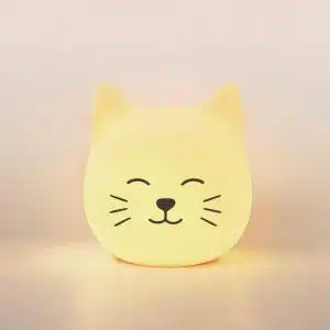 Katten Momo fritstående natlampe fra Rabbit & Friends – genopladelig natlampe til børn set forfra