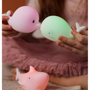 Alt-tekst: Barn med Mini Ocean minilamper fra Rabbit & Friends – delfin, hval og haj med farvet lys.