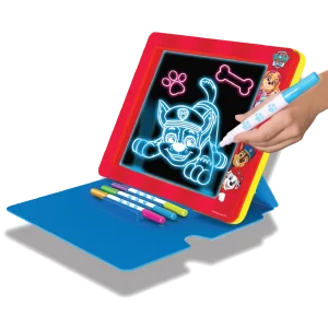 En hånd tegner Chase på en rød Paw Patrol Premium Glow Pad med blåt omslag