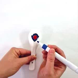 Hænder tegner et Paw Patrol-motiv på den keramiske ske – Paw Patrol Floating Art