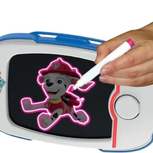 En hånd tegner en lysende pink hund på Mobile Light Pad – Paw Patrol Mobile Light Pad