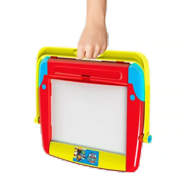 Sammenfoldet staffeli med hvid tavle båret i det gule håndtag – Paw Patrol staffeli 4 i 1