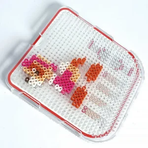 Perler lagt som Paw Patrol-figurer i en gennemsigtig bakke – Paw Patrol vandperler