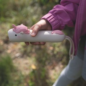 Barn holder den hvide og lyserøde Enhjørningen Pinky lommelygte udendørs