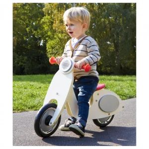 Pinolino Vespa Wanda løbecykel – barn på den cremehvide cykel i en have