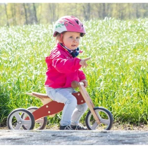Pinolino Charlie løbecykel rød – barn på rød Charlie i en have