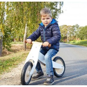 Pinolino Johan løbecykel – barn på hvid Johan udendørs