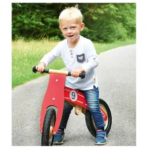 Pinolino Nico løbecykel rød – barn på den røde cykel udendørs