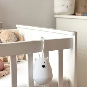 Hvid bjørn natlampe med ophæng fra Rabbit & Friends på en hvid seng med bamser.