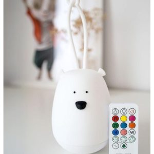 Hvid bjørn natlampe med ophæng og fjernbetjening fra Rabbit & Friends på en hylde.