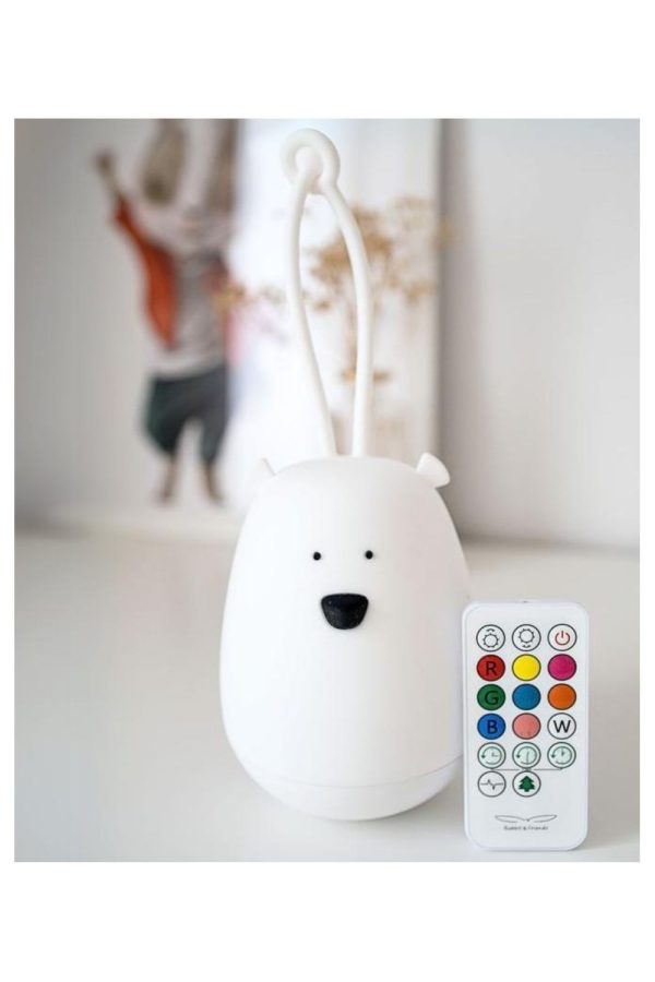 Hvid bjørn natlampe med ophæng og fjernbetjening fra Rabbit & Friends på en hylde.
