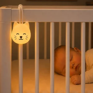 Rabbit & Friends natlampe med ophæng ved en babyseng