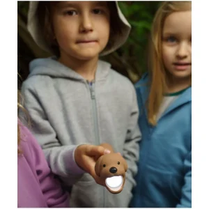 Barn holder den tændte Rabbit & Friends lommelygte Hunden Buddy udendørs