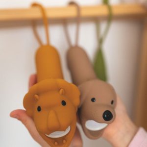 Løven Leo lommelygte fra Rabbit & Friends ved siden af Hunden Buddy
