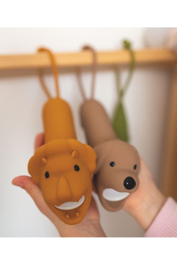 Løven Leo lommelygte fra Rabbit & Friends ved siden af Hunden Buddy