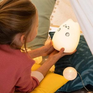 Barn holder Lucky Cat natlampe til børn med varmt lys