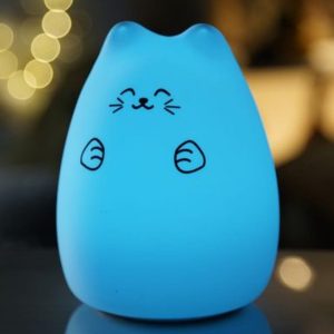 Lucky Cat genopladelig natlampe med farvet lys i blå lystilstand