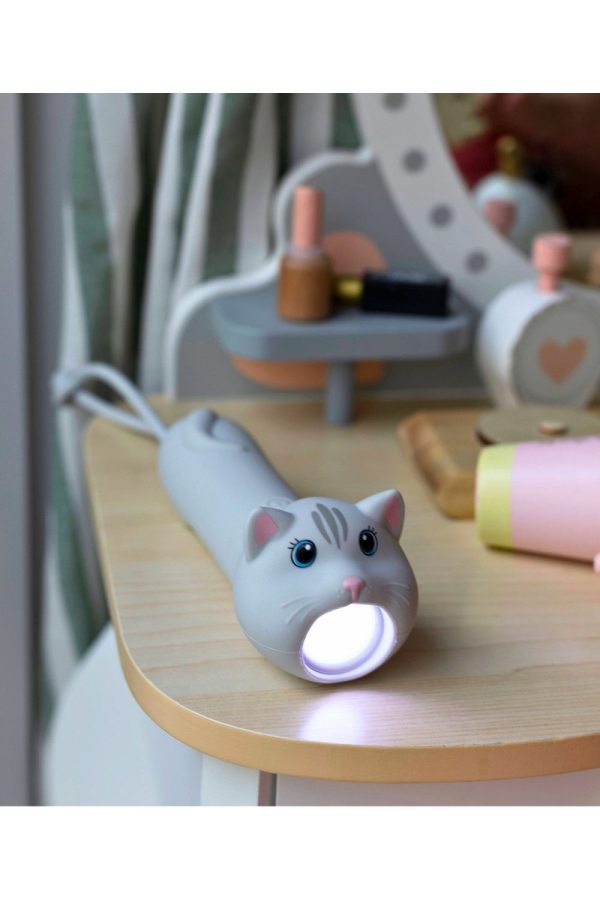 Katten Mimi lommelygte fra Rabbit & Friends med tændt lys på et træbord