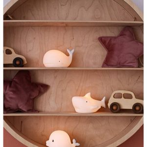 Mini Ocean minilamper fra Rabbit & Friends med lysende hval, haj og delfin på en træhylde