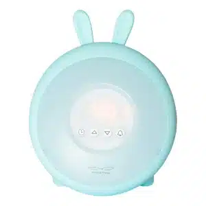 Rabbit & Friends Wake Up lampe i lyseblå med kaninører og digitalt vækkeur set forfra
