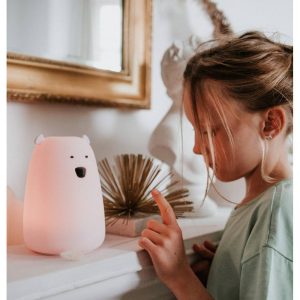 Barn ser på Store Bjørn natlampe lyserød på en hylde